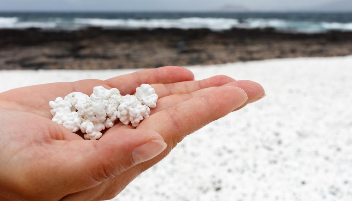À Fuerteventura, la plage qui semble faite de millions de popcorns