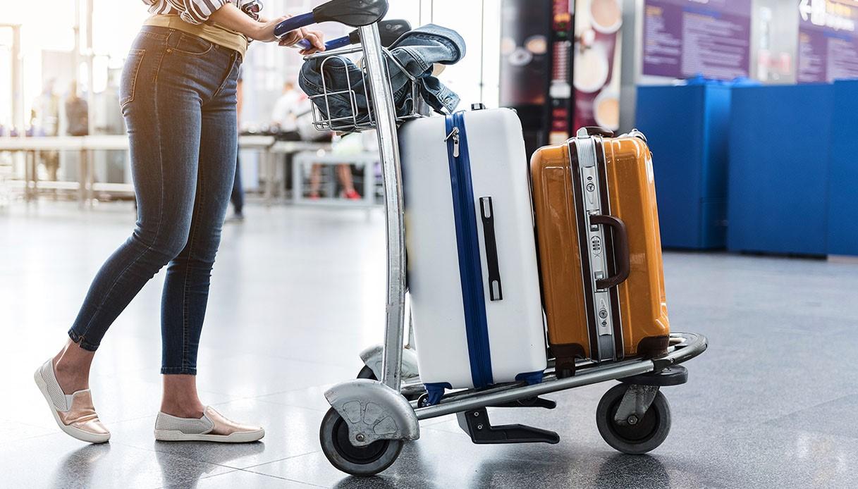 Embarquer la valise ou l'expédier ? Voici ce qu'il est préférable de faire, au cas par cas