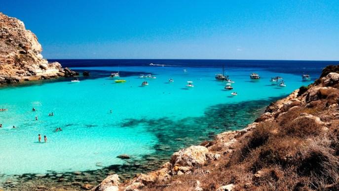Cala Pulcino, la plage qui disparaît entre rochers et vagues