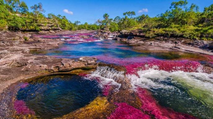 Le plus beau fleuve du monde est un arc-en-ciel liquide de couleurs