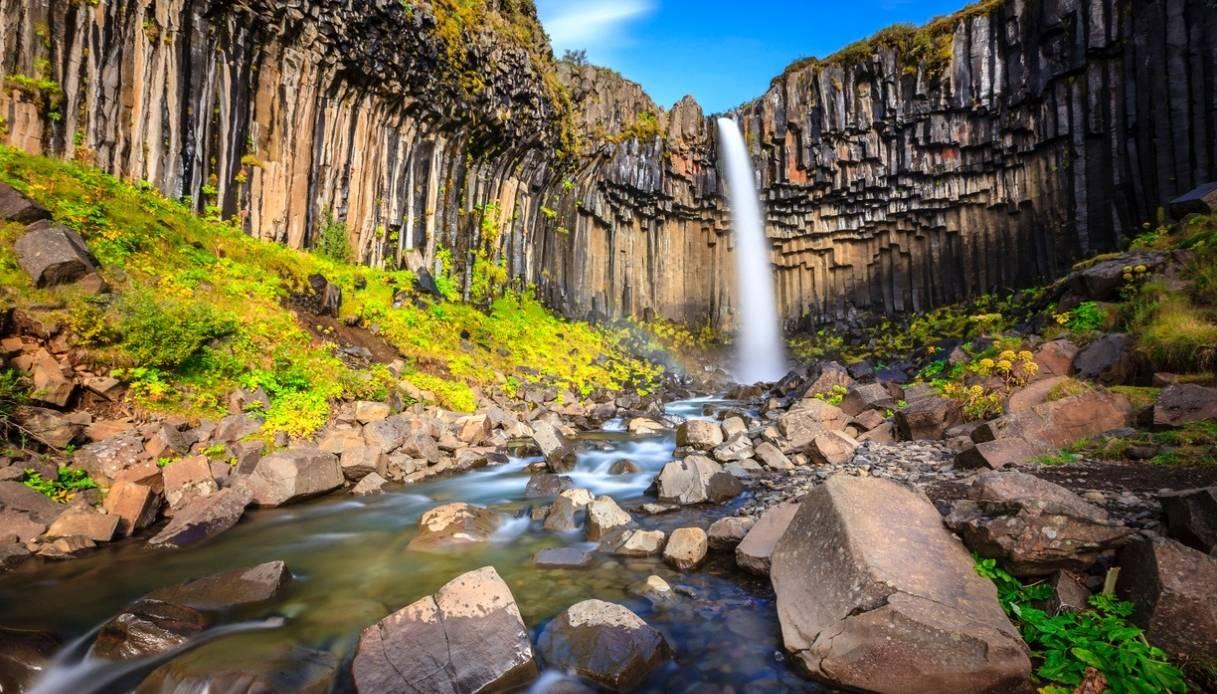 Cascade noire de Svartifoss, en Islande