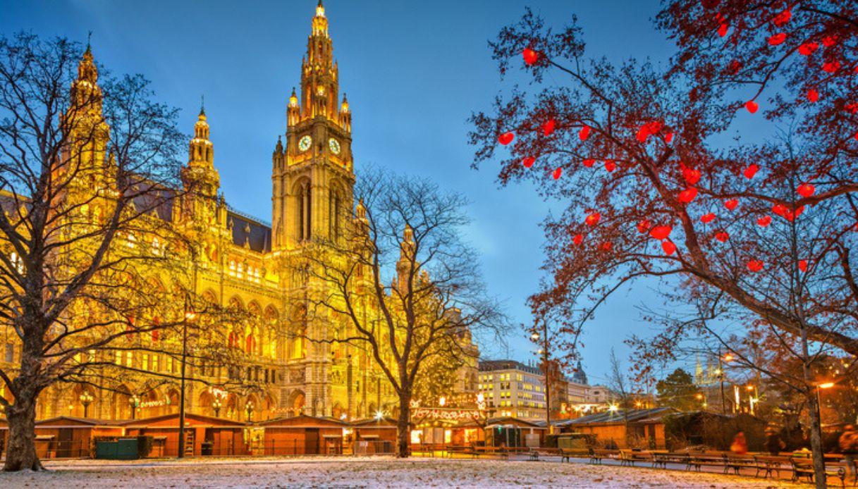 Rathausplatz, le Rathaus de Vienne avec lumières et décorations de Noël