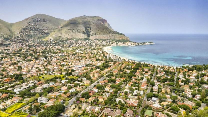 Mondello, perle sicilienne : bourg et plages enchanteurs