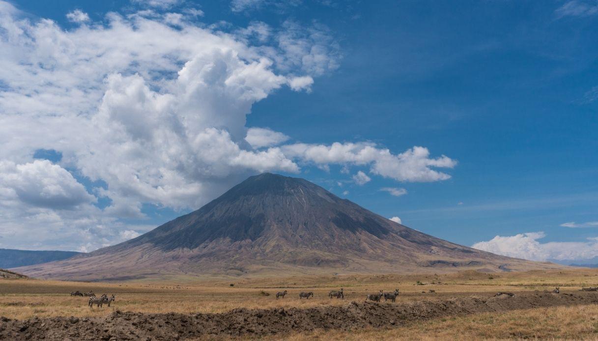 Ol Doinyo Lengai est un volcan sacré qui émet de la lave noire : un mystère de la nature